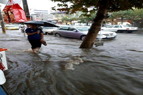 ۲ شهرستان مازندران درگیر آبگرفتگی معابر و اماکن تجاری هستند