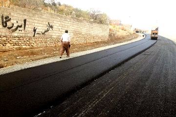 آغاز عملیات آسفالت‌ریزی راه روستایی در شهرستان سقز کردستان