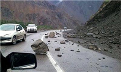 سقوط سنگ در جاده هراز یک زخمی بر جای گذاشت