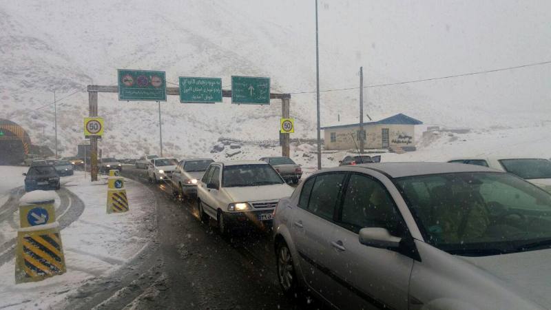 ادامه بارش برف در جاده کندوان / همراه داشتن زنجیر چرخ الزامی است