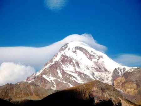 قله کازبک گرجستان زیر پای بانوان مازندرانی