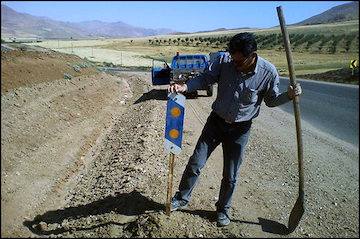 اصلاح تابلوهای مسیرنمای محور گناباد- بجستان در خراسان رضوی