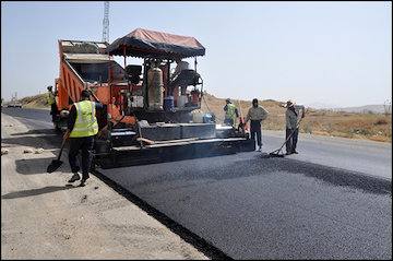 اجرای روکش آسفالت محور شهرآباد نیروی هوایی بالغ بر یک میلیارد ریال در حال اجرا است