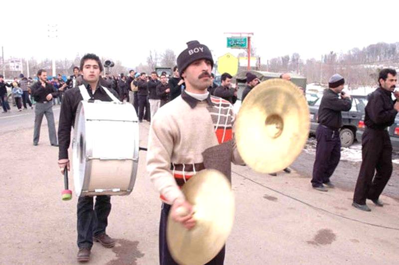 ساز عشق است و به دل هر زخم پیکان زخمه ای