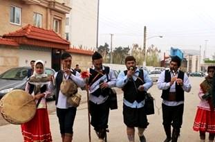 حركت نمادين كارناوال آئين سنتي نوروزخواني در نكا / صدای منادیان شادی و سرور در نكا طنين‌انداز شد