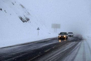 بارش برف در محورهای هراز و فیروزکوه/ پاک‌سازی محور ادامه دارد