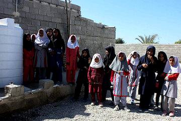 بچه‌های چابهار و تراژدی بی‌آبی در مدارس/ آبرسانی به شیوه سقایی در ۴۰۰ روستای سیستان‌ و بلوچستان